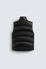 Chaleco acolchado de corte regular, confeccionado en tejido técnico repelente al agua. Presenta cuello subido, cierre frontal de cremallera, bolsillos laterales con cierre oculto y bajo ajustable con elástico. Relleno de plumón y pluma.