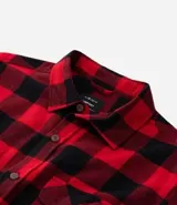 Camisa de franela a cuadros rojos y negros, de corte regular, manga larga y cuello inglés.