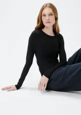 Blusa azul de punto tejido liviano, con cuello redondo y mangas largas.