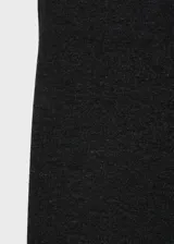 Pantalon de corte wideleg y diseño recto, confeccionado en tejido de punto ligero. Presenta tiro medio y cintura con elástico para mayor comodidad.
