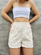 Short de tiro alto con estampado animal print y bolsillos laterales.