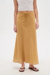 Falda larga de algodón color beige, con detalles de broderie y cordón ajustable en la cintura.