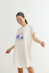 Vestido corto color verde agua con estampado de flor lineal, de corte recto y manga corta. Incluye cinturón de jean anudado a la cintura.