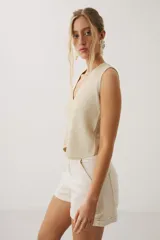 Short de denim azul de tiro medio, con bolsillos delanteros aplicados y dobladillo en las piernas.