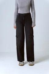 Pantalón de jean azul de corte wide leg con bolsillos cargo laterales.