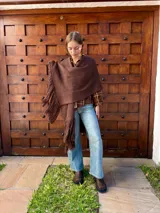 Cartera bandolera de cuero color chocolate con solapa frontal, costuras a la vista y herrajes metálicos. Incluye dos correas desmontables, una corta y una larga, y cuenta con bolsillo interior.