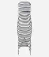 Vestido midi de punto a rayas horizontales blancas y negras, sin breteles y con escote recto.