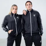Campera deportiva unisex de color negro con cierre frontal completo, cuello alto y detalles de líneas blancas en las mangas. Presenta el logo de la marca bordado en el pecho y puños elásticos.