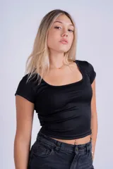 Remera corta de mesh con estampado abstracto en tonos violeta y rosa, de mangas cortas y cuello cuadrado.