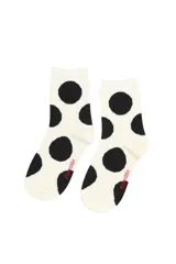 Medias de caña media color blanco con estampado de lunares negros grandes. Presentan el logo de la marca bordado en color rojo en la parte lateral.