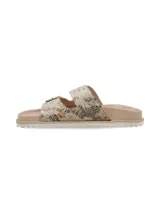 Sandalias de cuero con estampado reptil y dos tiras ajustables con hebillas metálicas doradas. Presentan una plantilla de cuero y suela de EVA.