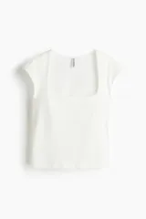 Top de punto elástico color blanco con escote cuadrado, manga japonesa y corte ajustado.