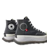 Championes de caña alta Converse modelo Chuck 70 AT CX, color gris con plataforma voluminosa en tono blanco y suela dentada translúcida. Presenta cordones blancos, puntera reforzada y detalles de costuras visibles.