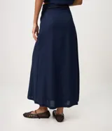 Pollera midi de corte recto, confeccionada en mezcla de viscosa y lino, en color azul marino. Cuenta con cintura con pasacintos, calce estructurado y un cinturón fino de material sintético con lazo delantero.