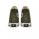 Championes Converse Chuck 70 de caña alta color verde oliva con cordones blancos y suela de goma color hueso.