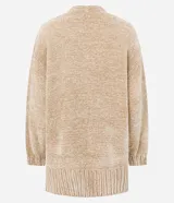 Cardigan abierto de punto chenille con textura aterciopelada, diseño alargado y bolsillos frontales. Presenta terminaciones acanaladas en puños y ruedo, con aberturas laterales para mayor comodidad.