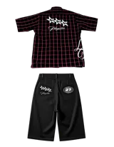 Conjunto compuesto por una camisa de manga corta a cuadros rojos y negros con detalles gráficos bordados y un short negro de corte holgado con costuras en contraste y estampa lateral con tipografía cursiva.