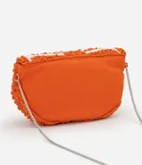 Cartera tipo hobo con diseño creativo en forma de rodaja de naranja, confeccionada con abalorios texturizados en tonos naranja y blanco. Cuenta con una correa de cadena metálica fina para llevar de forma transversal y cierre de tapa.