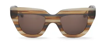 Lentes de sol Mr Boho modelo Havnen, con montura gruesa a rayas horizontales en tonos marrón, beige y gris, y lentes marrones.