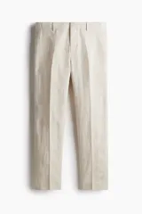Pantalón de traje de corte ajustado confeccionado en lino liviano. Presenta cierre con corchete oculto, raya marcada en las piernas, bolsillos laterales y bolsillos traseros ribeteados.