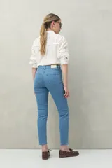 Pantalón chupín negro de tiro alto, confeccionado en denim suave y levemente elástico, con bolsillos delanteros y traseros.