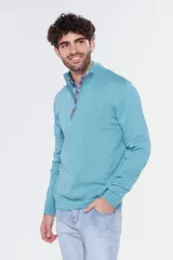 Buzo liso de punto fino en hilo de algodón color azul marino, con cuello alto y cierre frontal parcial con detalle de tirador de cuero.