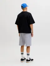Bermuda deportiva gris melange de felpa, con calce relajado, tiro bajo, bolsillos laterales y pequeño estampado con texto en la pierna izquierda.