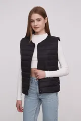 Chaleco negro acolchado con cuello redondo y cierre con botones a presión.