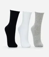 Kit de tres pares de medias deportivas blancas de caña media, con suela de toalla y tejido texturizado.