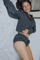 Mini shorts a rayas de tiro medio, confeccionados en mezcla de viscosa. Presentan cintura y bajos elásticos, con bolsillos delanteros de plastrón con detalle de botones.