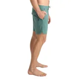 Boardshort Roark Chiller de poliéster reciclado con stretch, color verde, cintura con cordón ajustable y bolsillos.