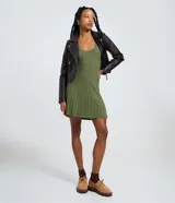 Vestido corto verde militar de punto acanalado, con escote redondo y diseño sin mangas de corte evasé.