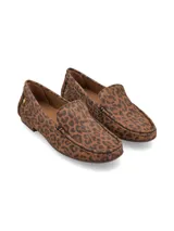 Mocasín de cuero nobuck con estampado animal print de leopardo, con detalle de remache metálico con logo en el lateral y costuras artesanales visibles.