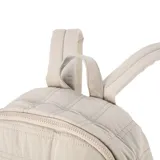 Mochila color beige con diseño acolchado tipo quilting y costuras pespunteadas, correas ajustables y asa superior.