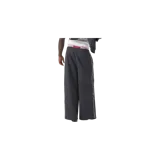 Pantalón de jogging Eme Studios modelo Referee Sweatpants de corte ancho, color gris oscuro con patrón de rayas diplomáticas. Presenta una línea blanca lateral en cada pierna, cintura elástica y detalles bordados en el frente, incluyendo un logo tipográfico y un escudo heráldico.