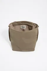 Bolso bandolera de tamaño pequeño confeccionado en nylon, con estructura blanda y cierre de cremallera. Cuenta con asa larga regulable de tejido y logo de la marca aplicado en la parte inferior frontal.