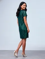 Vestido corto de lentejuelas marca Ninety, color verde. Posee cuello a la base, mangas cortas y forro interno al tono.