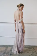 Vestido largo de viscosa con estampado de rayas diagonales florales, cuello halter ajustable con botones y escote en V. Cuenta con tirantes dobles, forro interior y cierre trasero con cremallera oculta.