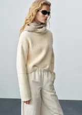 Jersey de punto grueso con cuello vuelto, diseño recto y manga larga. Confeccionado en una mezcla de algodón y lana.