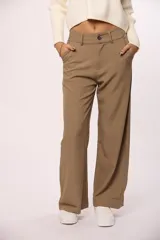 Pantalon sastrero de corte recto y tiro alto, con pretina ancha, cierre frontal con botón y bolsillos laterales.