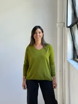 Sweater de punto color verde pistacho, con escote en V, mangas largas y corte holgado.