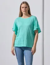 Blusa verde agua de algodón texturado, marca Ruby Rd, de manga corta con terminación amplia.