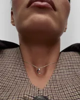 Collar de plata 925 con cadena de eslabones y colgante en forma de letra C con incrustación de circonia cúbica.