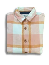 Camisa leñadora de franela a cuadros color rosa, beige y blanco, con cuello clásico, cierre frontal con botones y mangas largas.