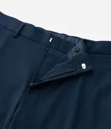 Pantalón de vestir corte slim confeccionado en tejido técnico con tecnología performance, que ofrece respirabilidad y secado rápido. Presenta cintura con pasadores, cierre tradicional y bolsillos laterales tipo cuchillo.