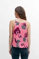 Top rosado con estampado de palmeras y flores, con escote halter y espalda descubierta.