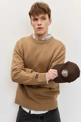 Sweater gris oscuro de punto con cuello redondo, manga larga y puños y dobladillo acanalados.