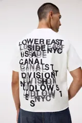 Remera de algodón de corte regular con cuello redondo y estampado gráfico en el pecho con la leyenda Lower East Side NYC.