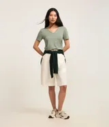 Blusa básica de manga corta con cuello en V, confeccionada en tejido de viscosa con elastano. Presenta un diseño liso y corte ajustado.