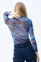 Body de microtul azul con estampado abstracto de flores, cuello redondo y mangas largas.